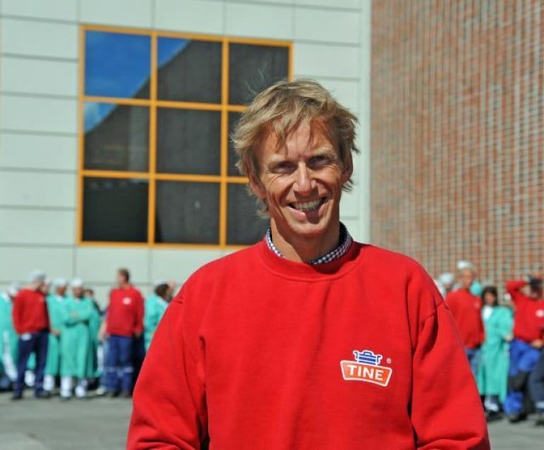 Meierisjef Oskar Aarnes smilte om kapp med sola. (Foto: Olav Håland)