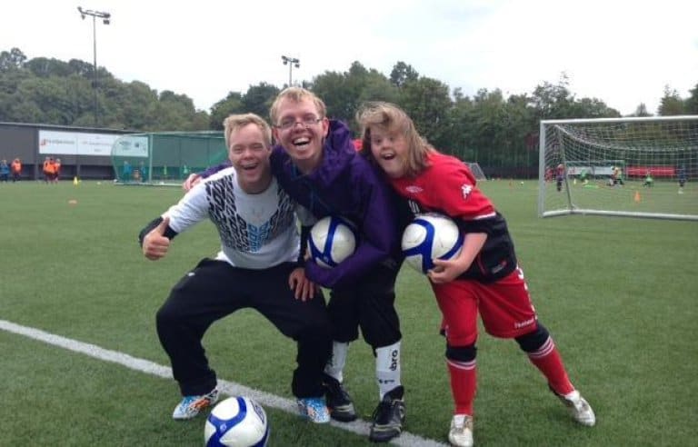 TINE Fotballskole for alle – her er tre av deltakerne fra Fana IL. Foto: Anja Digranes