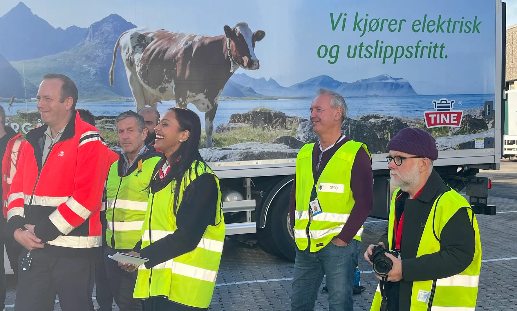 Samferdselsminister Kamzy Gunaratnam, under åpningen av TINEs ladeanlegg 28. oktober