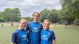 TINE Fotballskole-instruktørene Julie Opsand (18) og William Skille Risberg (17), sammen med TINEs konsernsjef Ann-Beth Freuchen