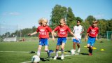 Over 65 000 barn skal spille fotball, lære nye ting og bli kjent med nye lagkamerater på TINE Fotballskole i sommer.