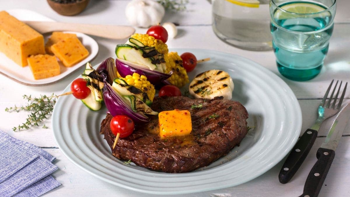 Grillet entrecôte med grønnsaker og kryddersmør