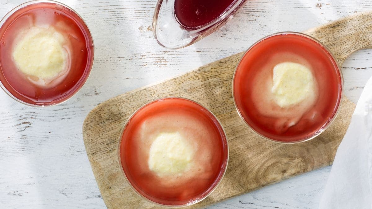 Semulepudding med rød saus