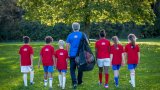 Trener og barn på TINE Fotballskole