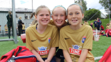 Tre jenter i gulldrakter på TINE Fotballskole