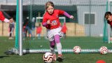 TINE Fotballskole, jente løper med fotball
