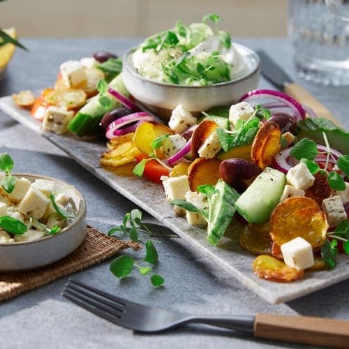 Gresk salat med ost, poteter og yoghurtdressing