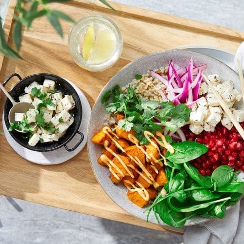 Middagsbowl med søtpotet, salatost og byggryn