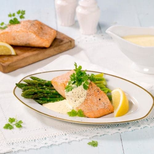 Grillet laks med asparges og hollandaisesaus