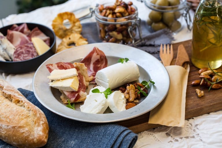Brie og chevre er med salt spekemat og krydrede nøtter til.