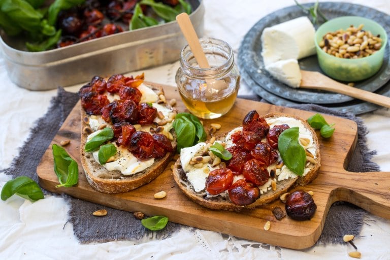 Ostesandwich med ovnsbakt tomat