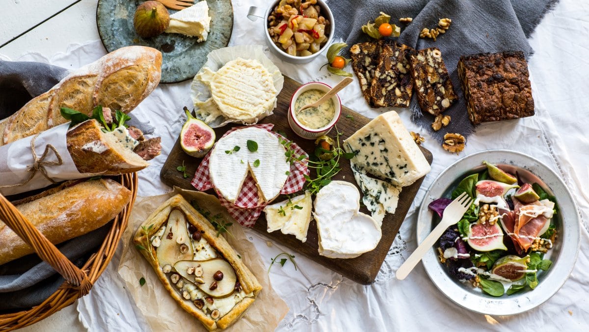 Piknik eller ostefat med La Tur, Stilton, Roquefort Papillon, Coeur de Neufchatel og Camembert le Rustique.