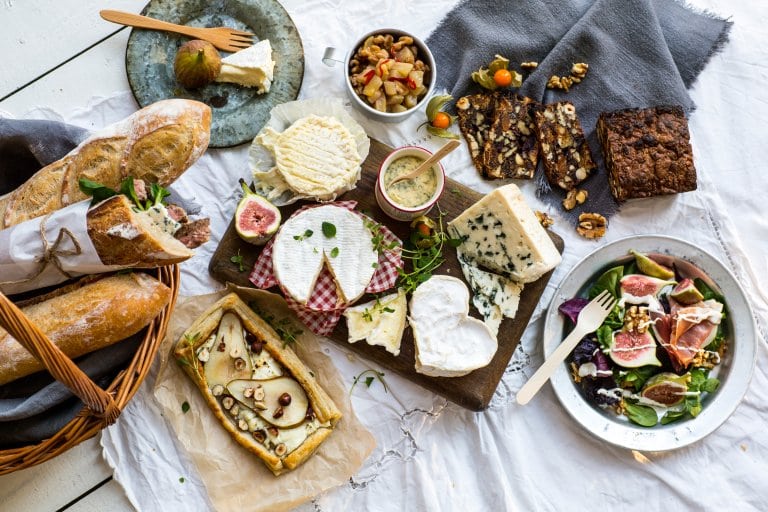 Piknik eller ostefat med La Tur, Stilton, Roquefort Papillon, Coeur de Neufchatel og Camembert le Rustique.