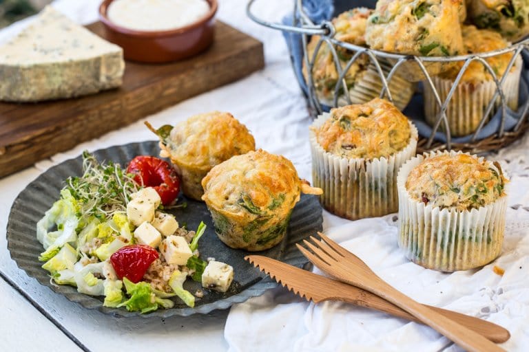 Grove muffins med ost, bacon og spinat.