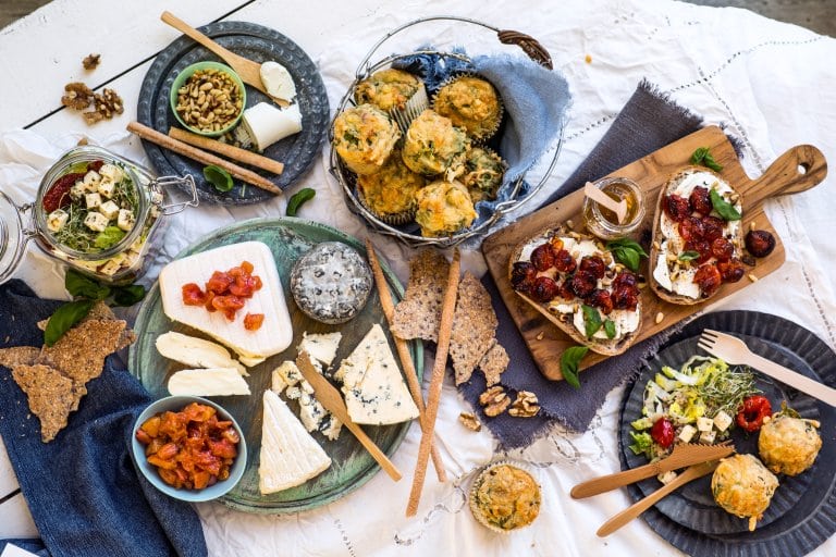 Piknik med Robiola Bosina, Edel blå, Selbu Blå kraftig og Chevre d’argental, Chevre Naturell Haukeli, Gangstad salatost og St. Marcellin p